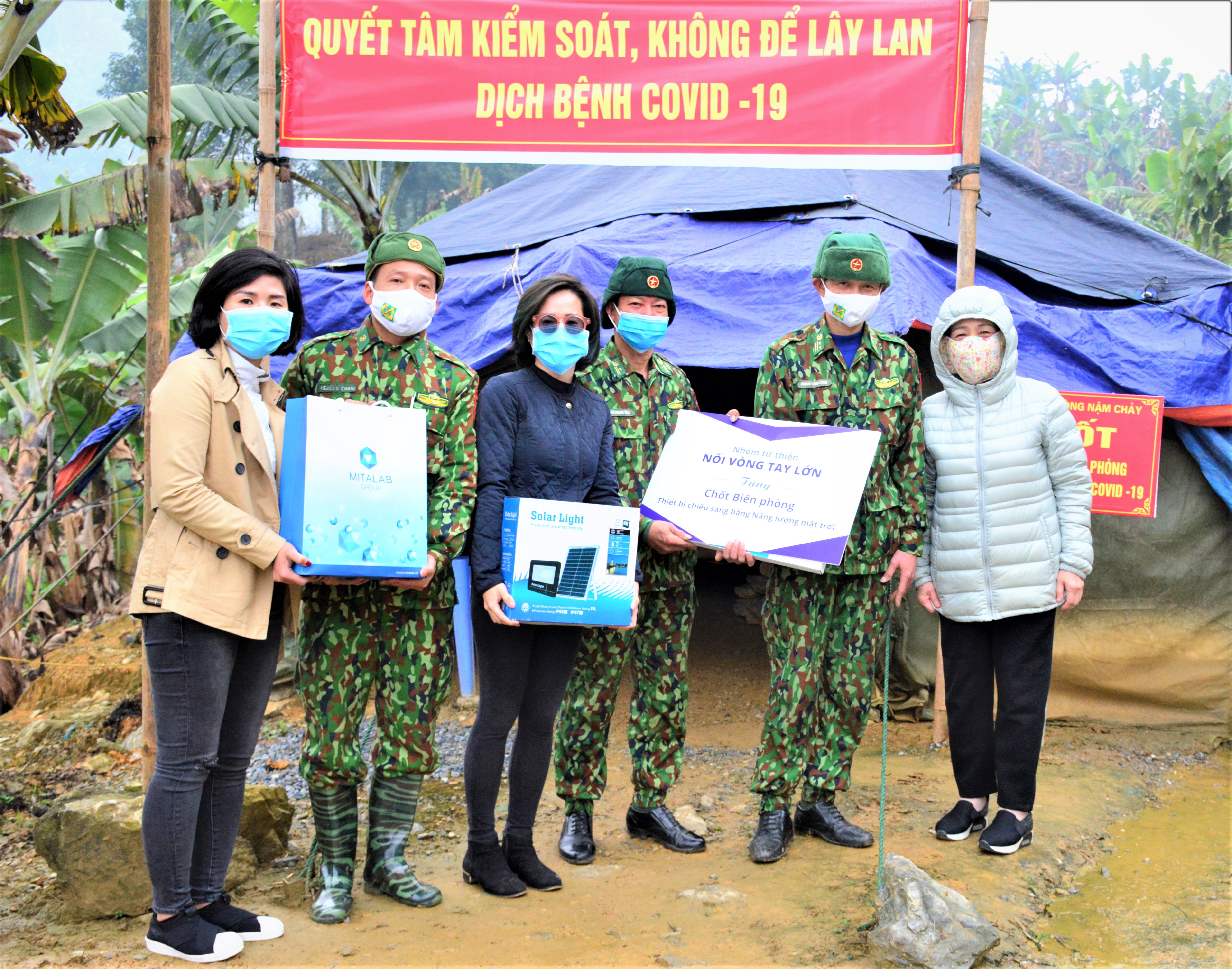 Bộ đội Biên phòng tỉnh Lào Cai nhận quà hỗ trợ phòng, chống dịch
